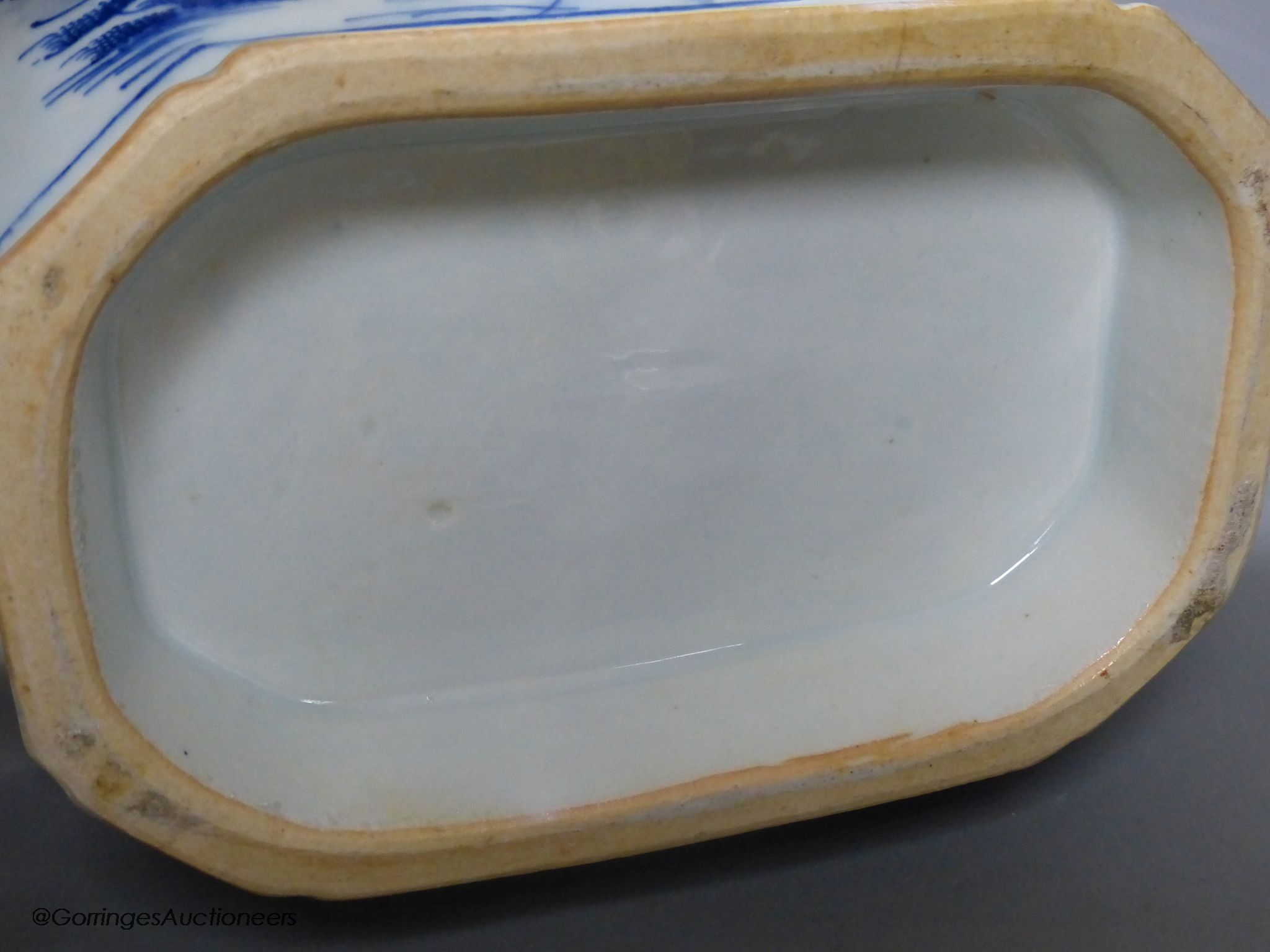 A Chinese export blue and white tureen, lotus handles, 24cm